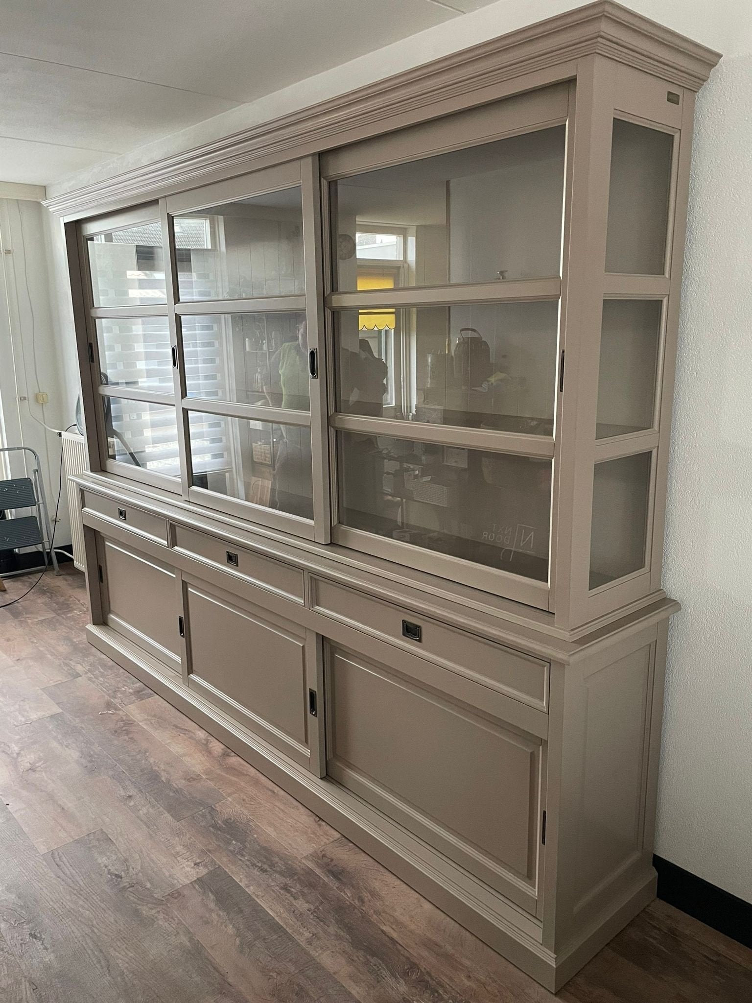 Buffetschrank Miami Beach - 300x53x218H cm - Glasseiten - 3 Glasschiebetüren - 3 Soft-Close-Schubladen - 3 geschlossene Schiebetüren