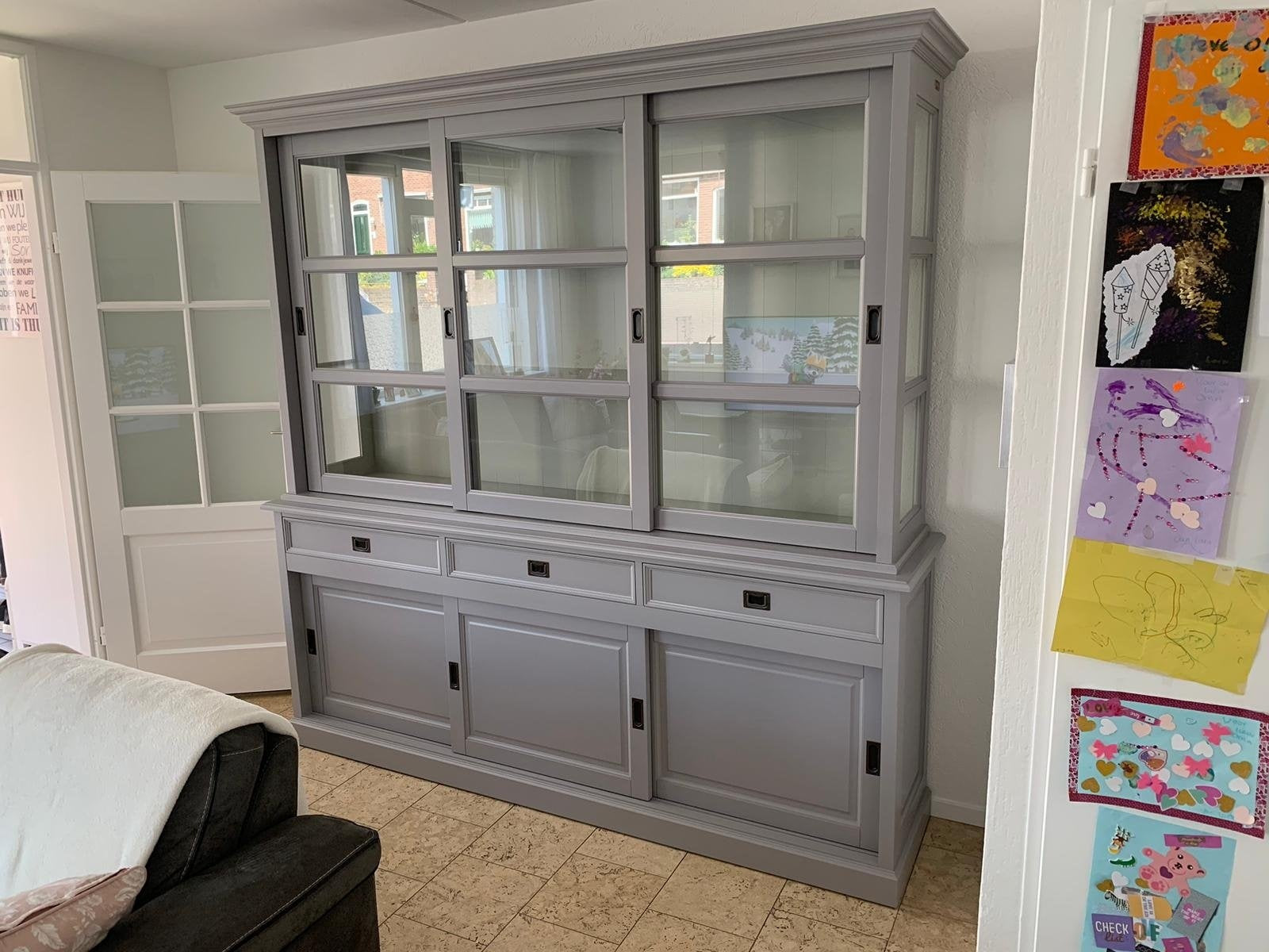 Buffetschrank Miami Beach - 220x53x218H cm - 3 Schiebetüren für Vitrinen - 3 Schubladen - 3 geschlossene Schiebetüren - Glasseiten