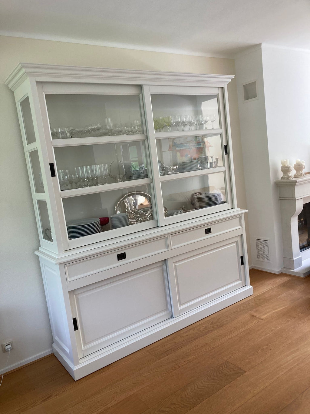 Buffetschrank Miami Beach - 188x53x218H cm - 2 Schiebetüren - 2 Soft-Close-Schubladen - 2 geschlossene Schiebetüren - Glasseiten