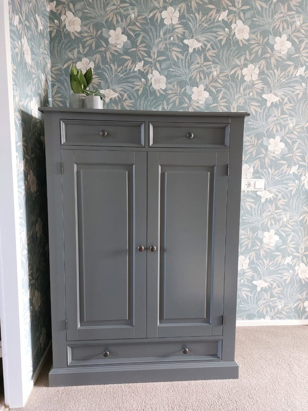 Alicante Mädchenkleiderschrank - 100x53x140H cm - 3 Soft-Close-Schubladen - 2 geschlossene Flügeltüren - 3 Einlegeböden