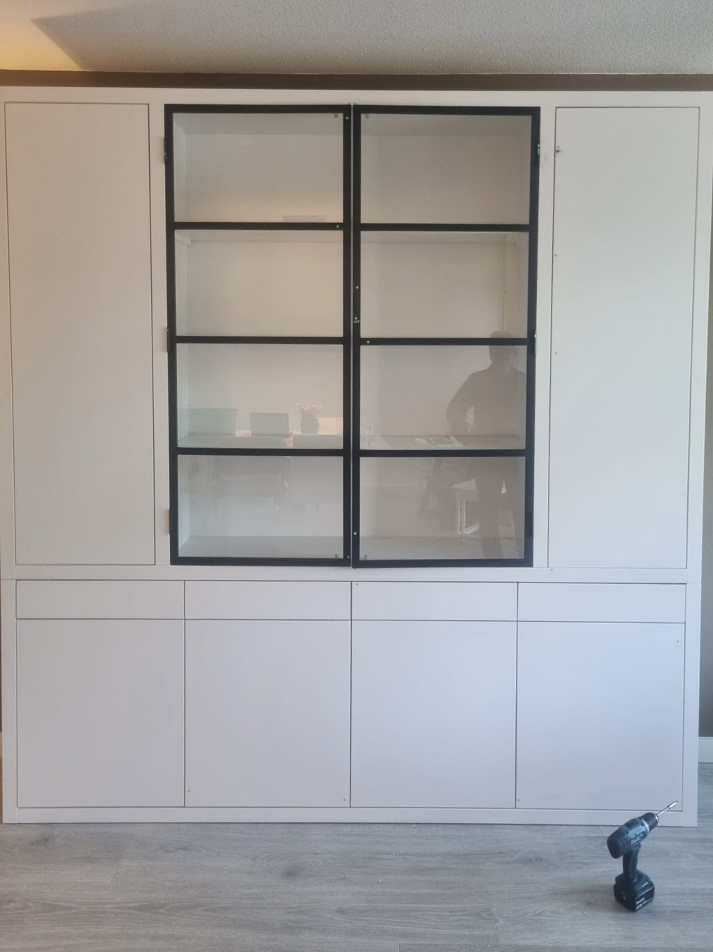 Milazzo Vitrine - 240x40x250H cm - push to open Türen - Glastüren aus Stahl - glatte Oberfläche