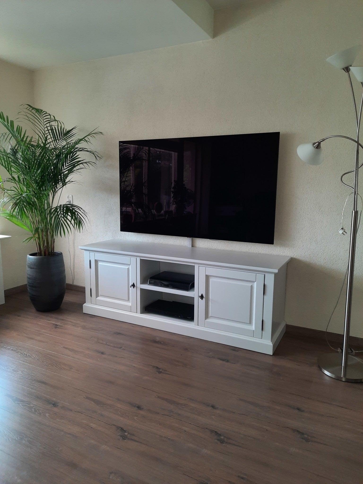TV-Sideboard miss 08 - 180x46x60H cm - 2 geschlossene Flügeltüren - offenes Mittelfach - mit Kabeldurchlass