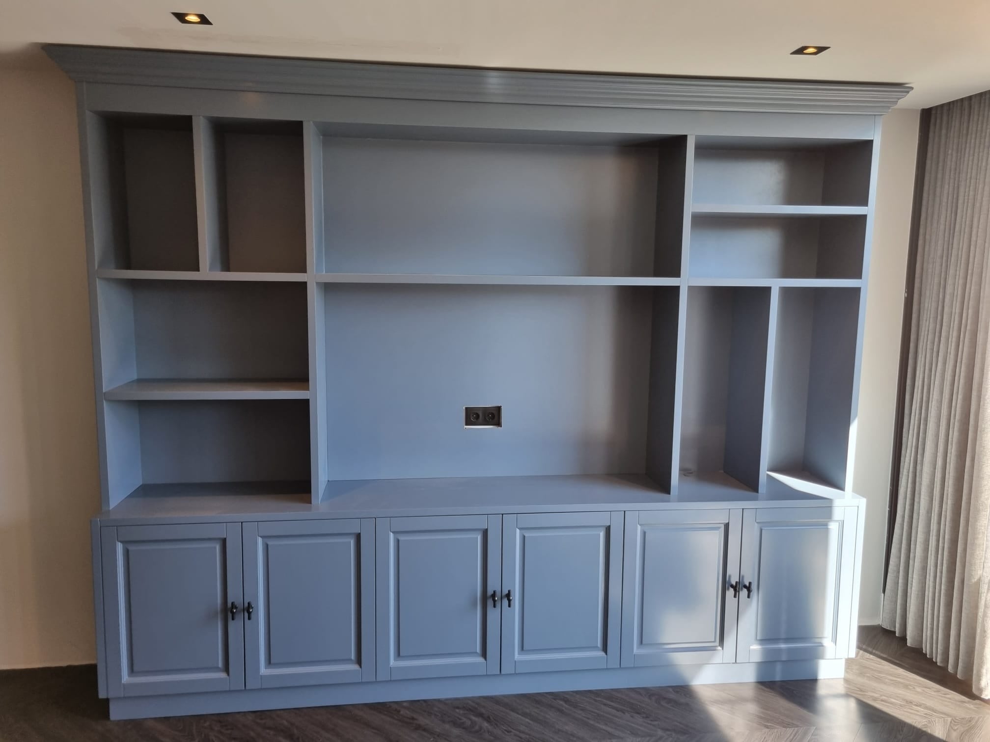 TV-Schrank Nara 02 - 320x35/45x240H cm - Flügeltüren - offene Fächer