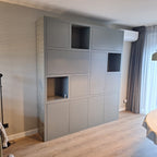 Schrank mit Norwich-Fächern - 210x40x235H cm - 5 cm Fachbodenstärke - geschlossene Push-to-Open-Türen und offene Fachböden im Oberschrank - schlankes Design