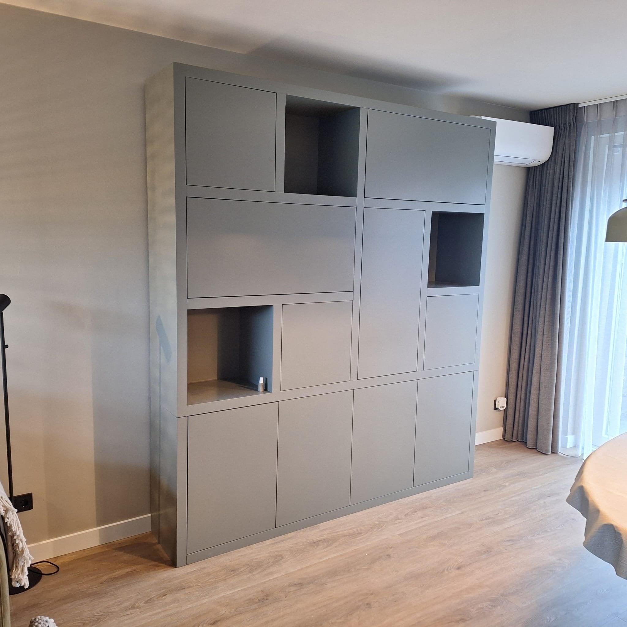 Schrank mit Norwich-Fächern - 210x40x235H cm - 5 cm Fachbodenstärke - geschlossene Push-to-Open-Türen und offene Fachböden im Oberschrank - schlankes Design