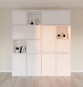 Schrank mit Norwich-Fächern - 210x40x235H cm - 5 cm Fachbodenstärke - geschlossene Push-to-Open-Türen und offene Fachböden im Oberschrank - schlankes Design