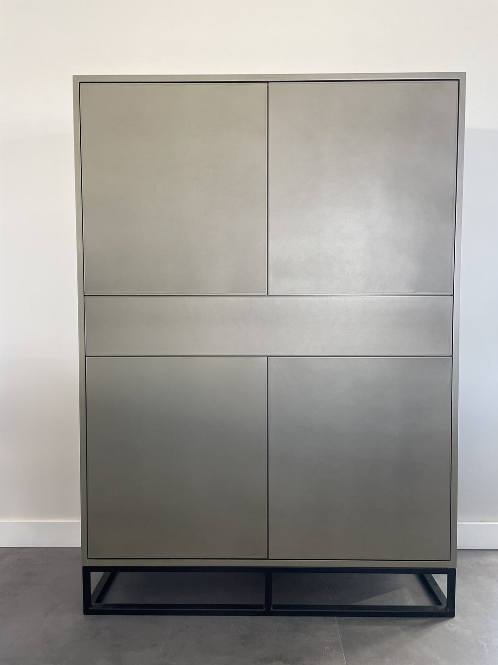 Piana Schrank/Dienstmädchenschrank - 112x42x144H cm - auf schwarzen Stahlbeinen - 1 Schublade mit Push-to-open - 4 Türen mit Push-to-open