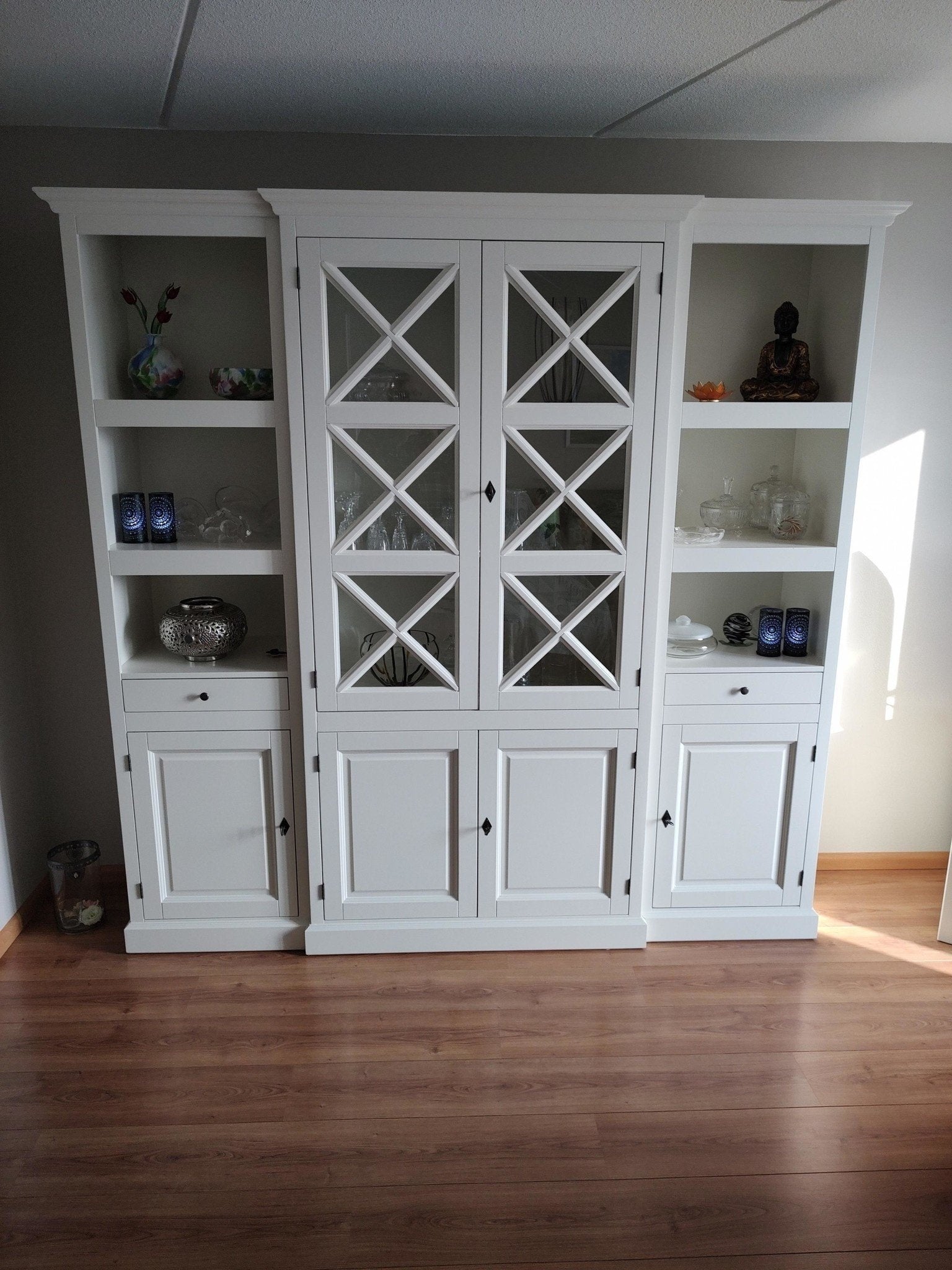 Buffetschrank San Marino - 220x50x215H cm - offene Fächer - 2 Vitrinentüren mit Kreuzen - 2 Soft-Close-Schubladen - 4 geschlossene Flügeltüren