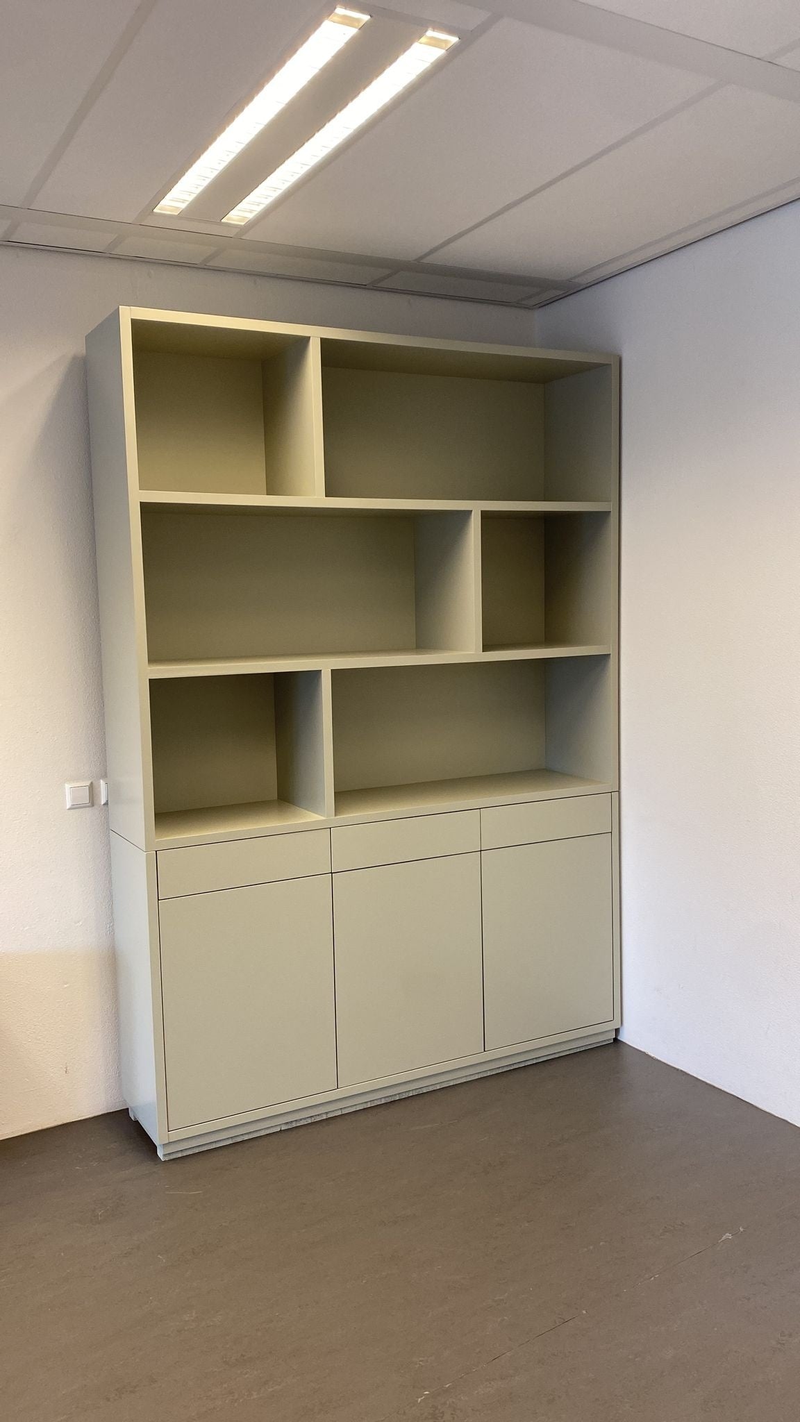 Sideboard San Remo - 150x40x230H cm - offene Einlegeböden - 2 grifflose Schubladen mit Soft-Close - 2 grifflose Push-to-Open-Türen - schlichtes Design