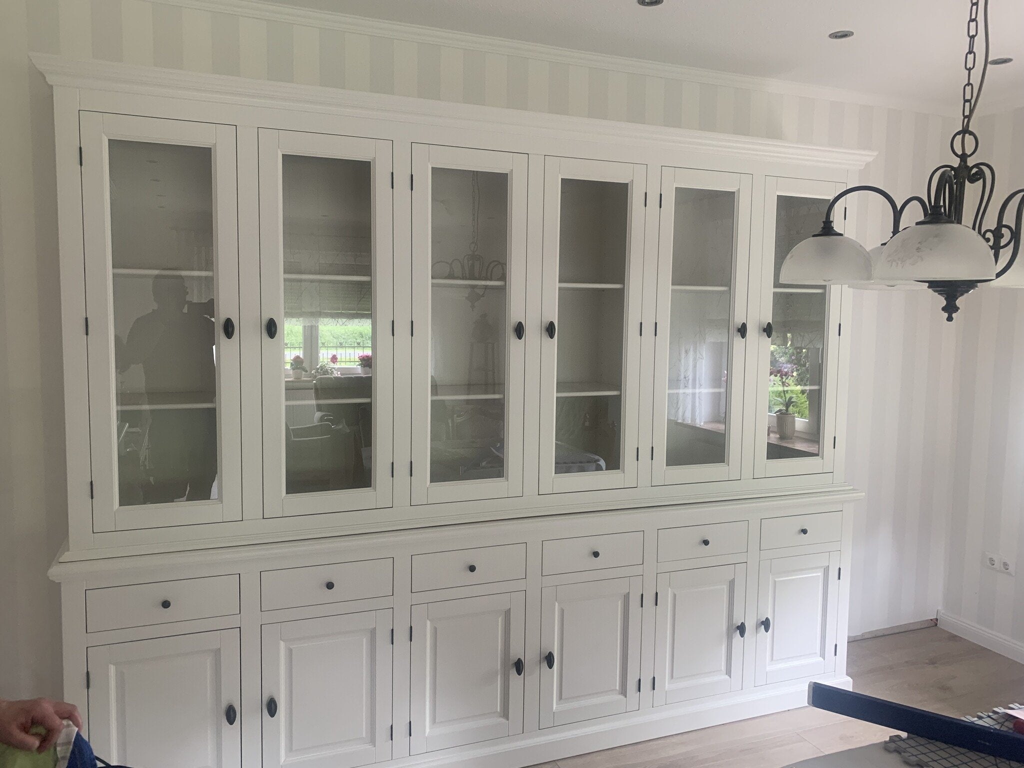 Buffetschrank Santiago - 300x45x230H cm - 6 Vitrinentüren mit Scharnieren - 6 ausziehbare Einlegeböden - 6 Schubladen mit Soft Close - 6 geschlossene Türen mit Scharnieren - verstellbare Einlegeböden