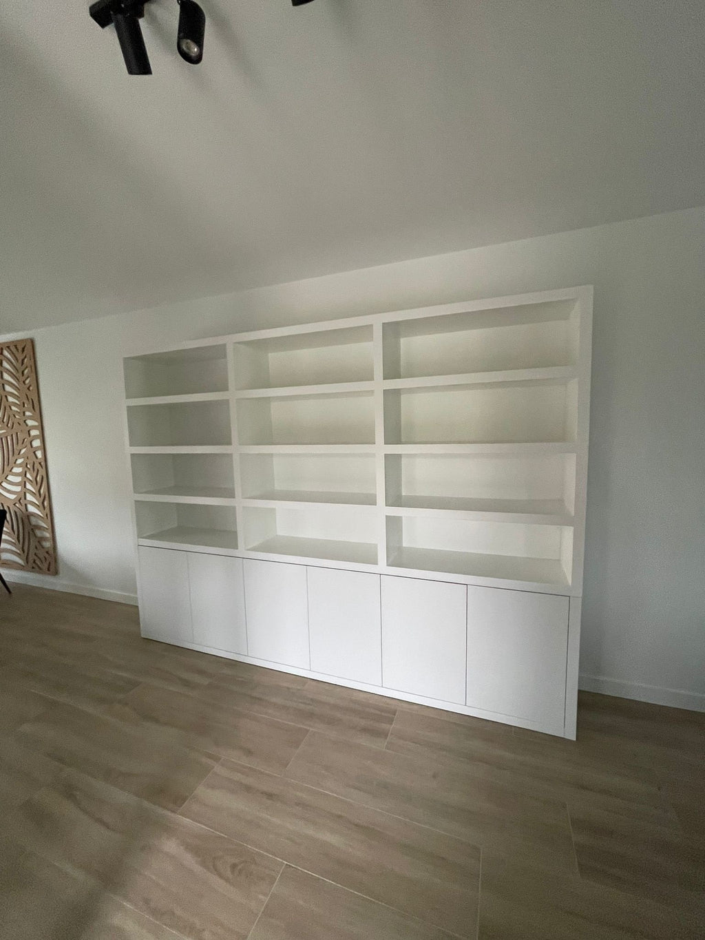 Bücherregal / Regalschrank Stellenbosch - 300x40x220H cm - schlankes Design - 6 grifflose Türen - offene Regale
