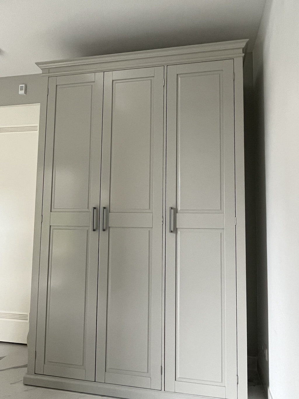 Teramo Kleiderschrank - 160x60x240H cm - 3 Türen - Kleiderstange - 3 Schubladen - Einlegeböden
