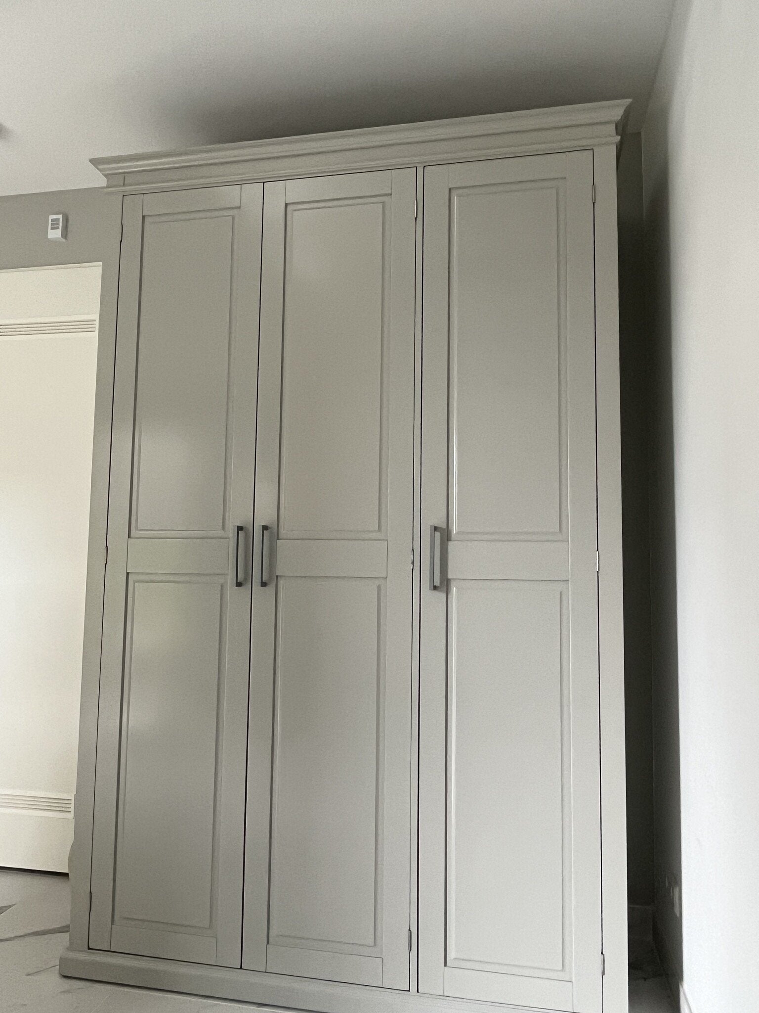 Teramo Kleiderschrank - 160x60x240H cm - 3 Türen - Kleiderstange - 3 Schubladen - Einlegeböden