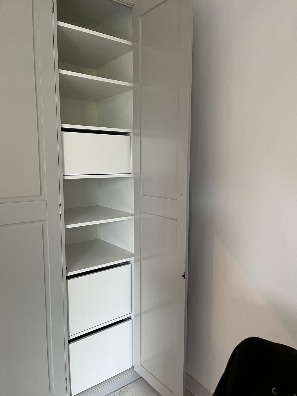 Teramo Kleiderschrank - 160x60x240H cm - 3 Türen - Kleiderstange - 3 Schubladen - Einlegeböden
