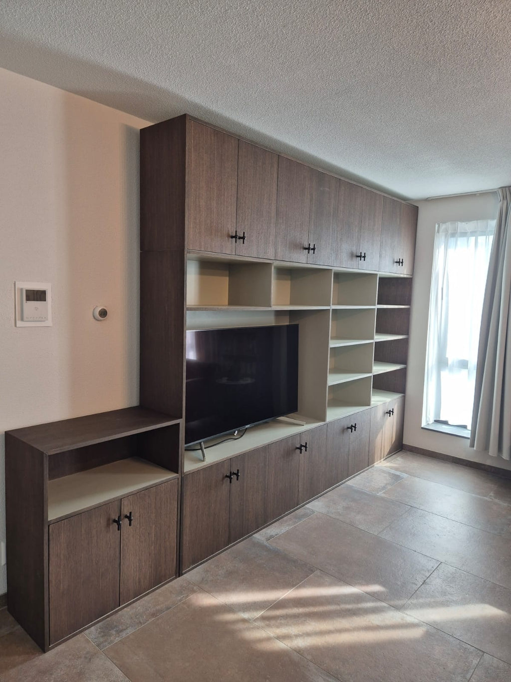 Aufbewahrungsschrank Nome - 300x40x250H cm - geschlossene Türen - offene Fächer - mit Eiche außen