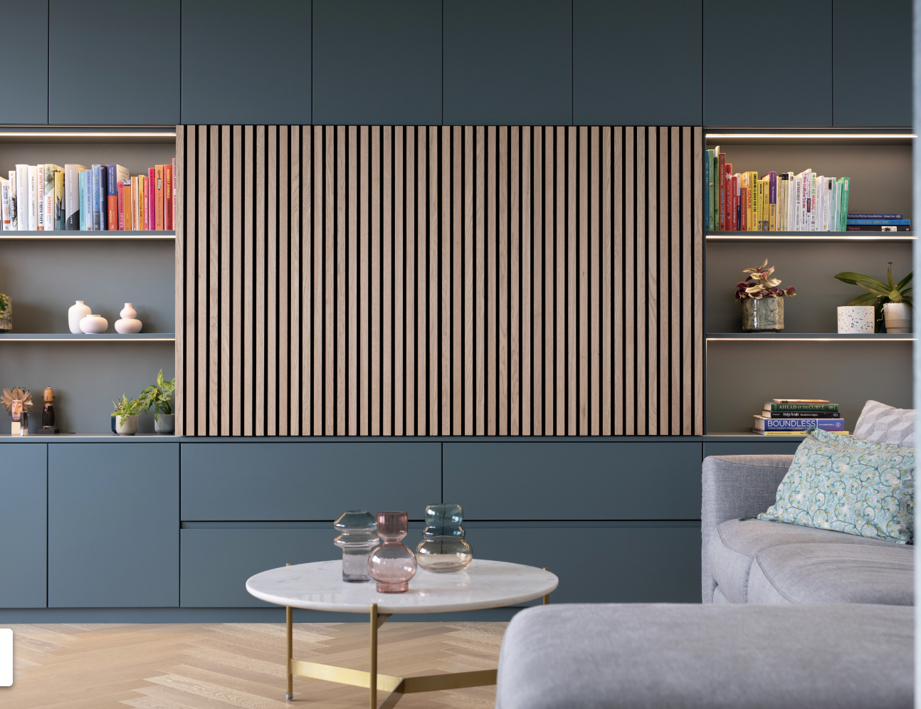 TV-Fachschrank/TV-Schrank Winterberg - 400x40x240H cm - Cinewall - TV-Fach - mit Schiebetüren - 12 Push-to-open-Türen - 4 grifflose Soft-Close-Schubladen - schlankes Design - zerlegbar - 5cm Fachbodenstärke