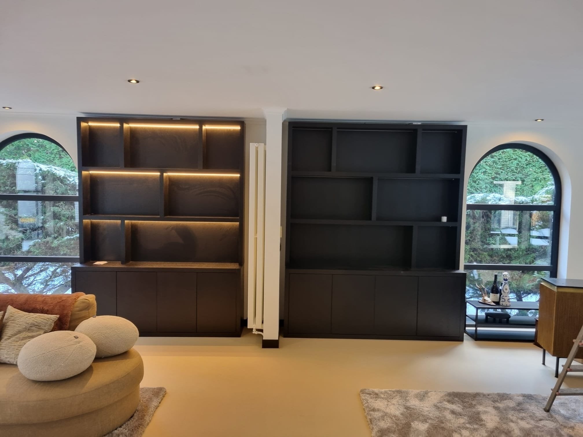 Fächerschrank Korsika - 200x20/40x240H cm - 5cm Fachbodenstärke - klares Design - Oberschrank weniger tief als Unterschrank - offene Fachböden - 4 grifflose Push-to-open-Türen