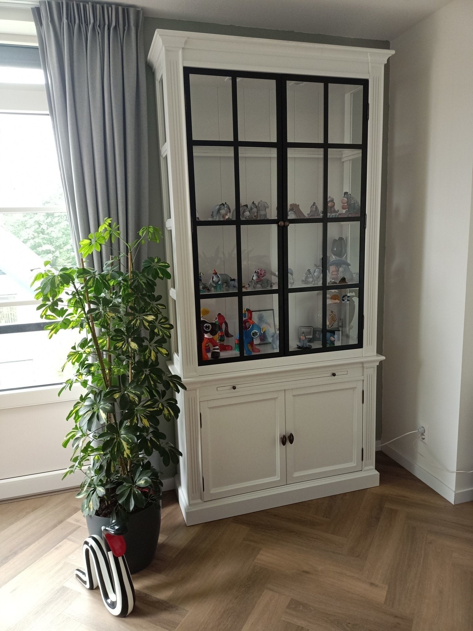Montblanc Vitrine - 100x43x240H cm - 2 Flügeltüren aus schwarzem Stahl - Rückwand aus Eichenholz - Deck- und Bodenleisten aus Eichenholz - Spotbeleuchtung - Glasböden - 1 ausziehbarer Einlegeboden - 2 geschlossene Flügeltüren
