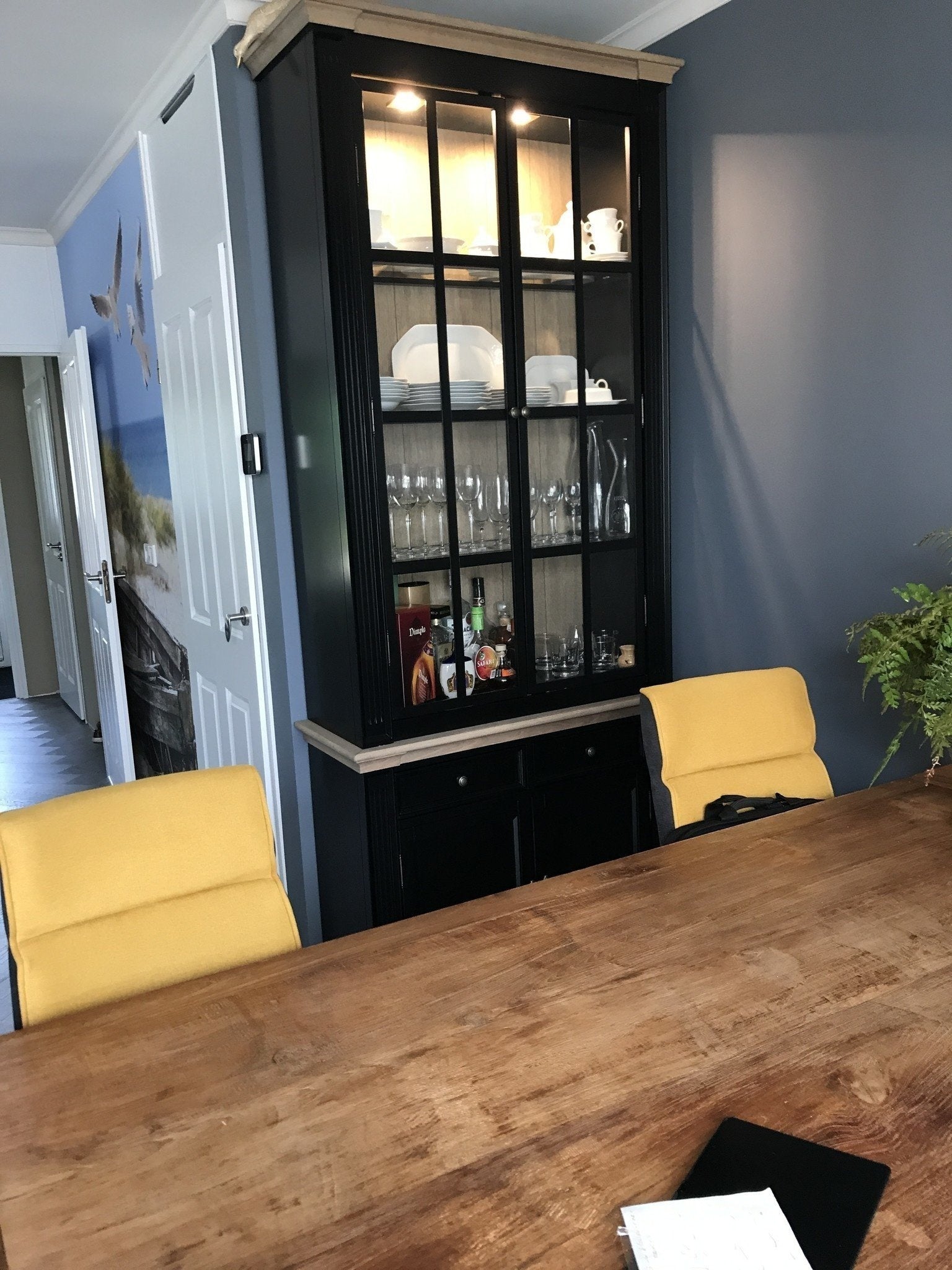 Montblanc Vitrine - 100x43x240H cm - 2 Flügeltüren aus schwarzem Stahl - Rückwand aus Eichenholz - Deck- und Bodenleisten aus Eichenholz - Spotbeleuchtung - Glasböden - 1 ausziehbarer Einlegeboden - 2 geschlossene Flügeltüren