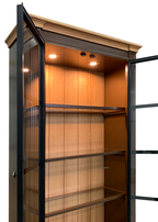 Montblanc Vitrine - 100x43x240H cm - 2 Flügeltüren aus schwarzem Stahl - Rückwand aus Eichenholz - Deck- und Bodenleisten aus Eichenholz - Spotbeleuchtung - Glasböden - 1 ausziehbarer Einlegeboden - 2 geschlossene Flügeltüren
