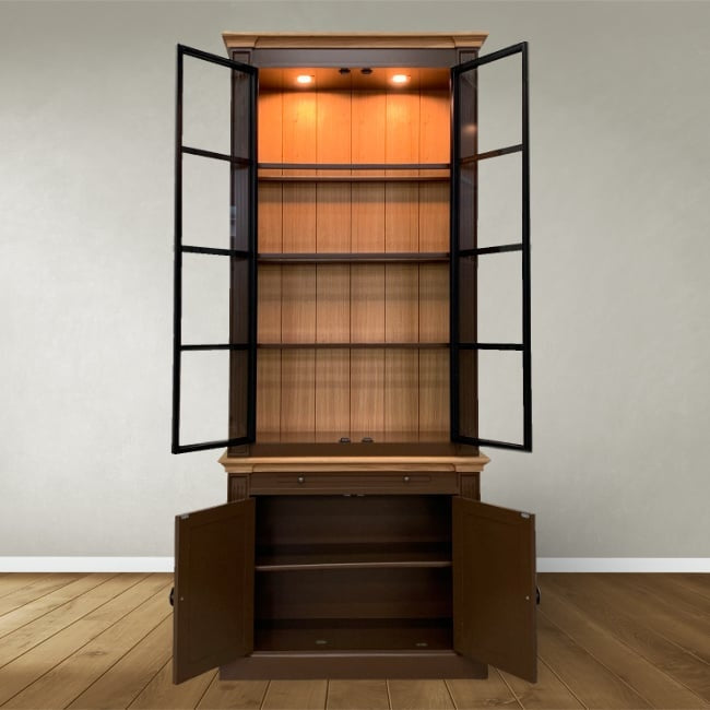 Montblanc Vitrine - 100x43x240H cm - 2 Flügeltüren aus schwarzem Stahl - Rückwand aus Eichenholz - Deck- und Bodenleisten aus Eichenholz - Spotbeleuchtung - Glasböden - 1 ausziehbarer Einlegeboden - 2 geschlossene Flügeltüren