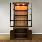 Montblanc Vitrine - 100x43x240H cm - 2 Flügeltüren aus schwarzem Stahl - Rückwand aus Eichenholz - Deck- und Bodenleisten aus Eichenholz - Spotbeleuchtung - Glasböden - 1 ausziehbarer Einlegeboden - 2 geschlossene Flügeltüren