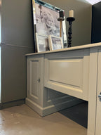 Modell anzeigen Schreibtisch Philine - 160x90x79H cm - Schubladen und Türen - RAL 7044