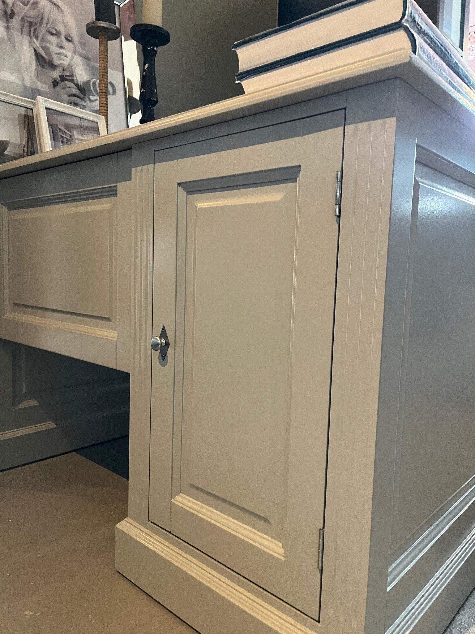 Modell anzeigen Schreibtisch Philine - 160x90x79H cm - Schubladen und Türen - RAL 7044