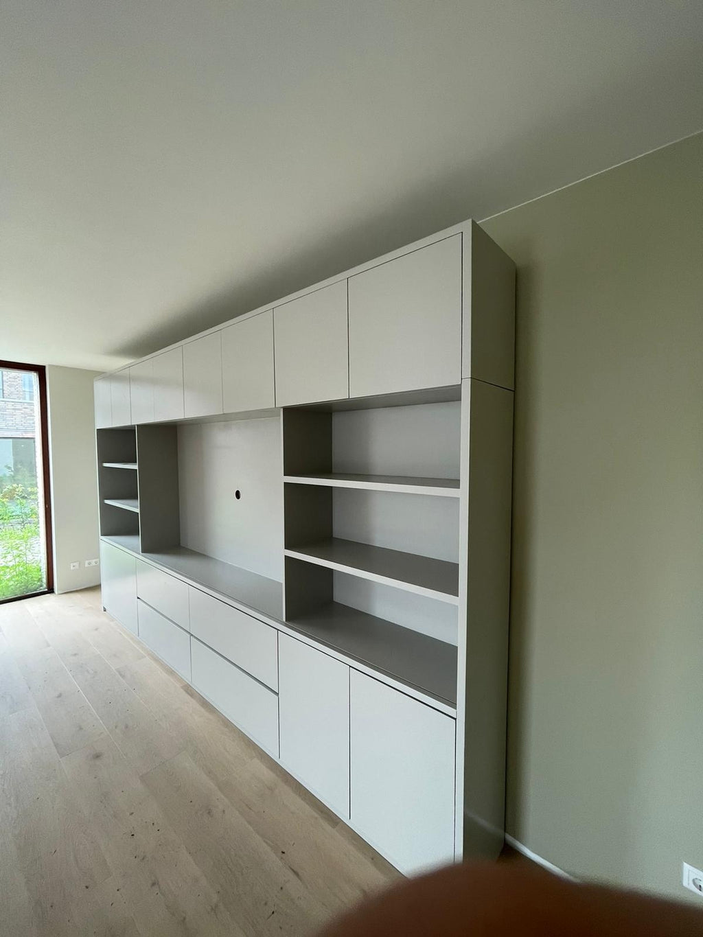 TV-Fachschrank/TV-Schrank Winterberg - 400x40x240H cm - Cinewall - TV-Fach - mit Schiebetüren - 12 Push-to-open-Türen - 4 grifflose Soft-Close-Schubladen - schlankes Design - zerlegbar - 5cm Fachbodenstärke