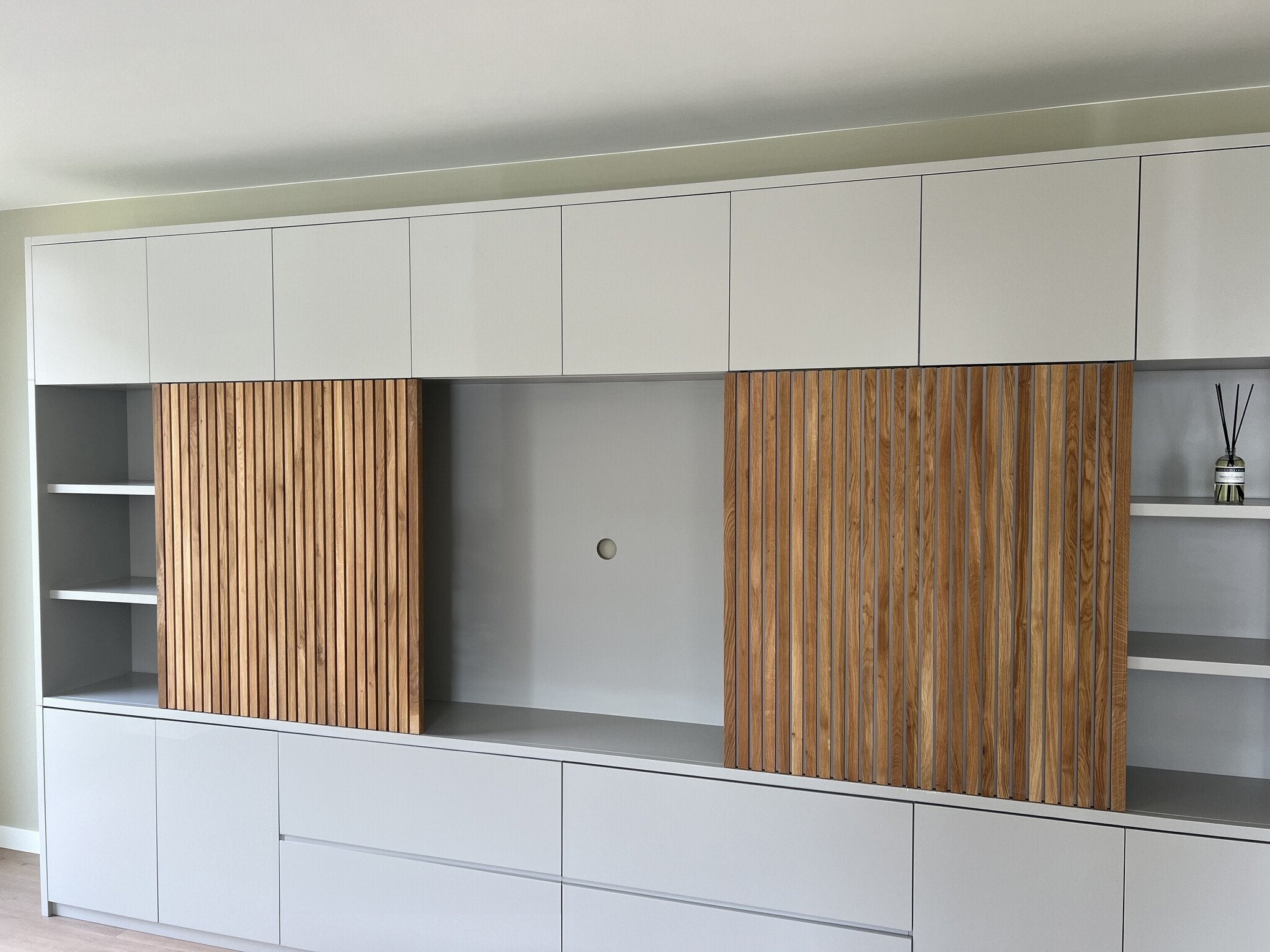 TV-Fachschrank/TV-Schrank Winterberg - 400x40x240H cm - Cinewall - TV-Fach - mit Schiebetüren - 12 Push-to-open-Türen - 4 grifflose Soft-Close-Schubladen - schlankes Design - zerlegbar - 5cm Fachbodenstärke